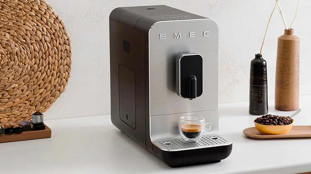 Automatický kávovar Smeg BCC11BLMEU v kuchyni s připravenou kávou_02