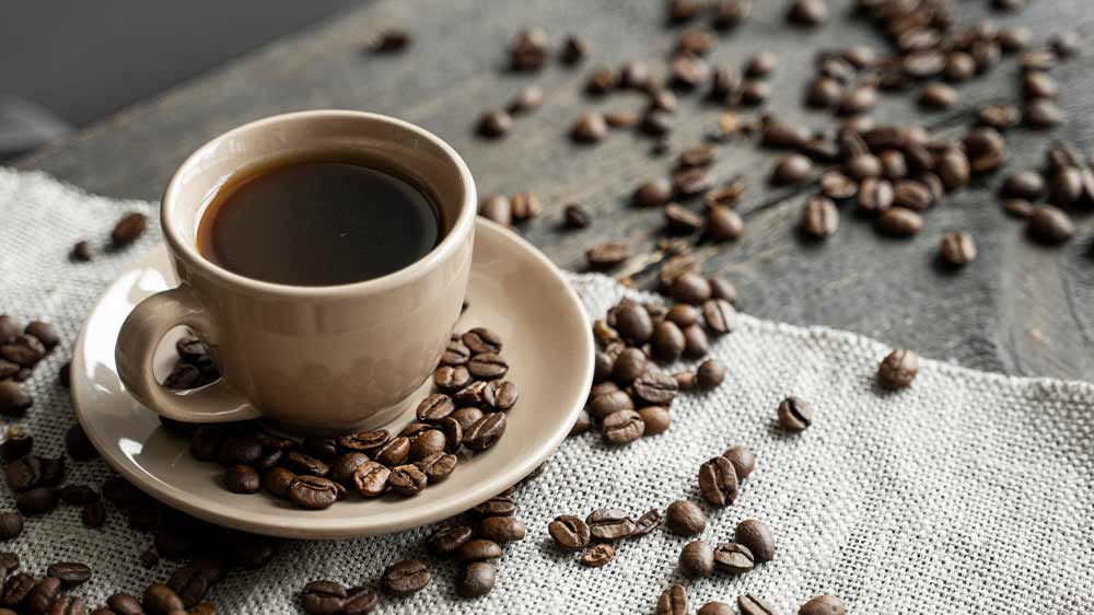 Šálek kávy s kávovými zrny_04