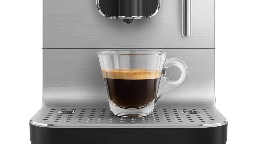 Šálek kávy z automatického kávovaru Smeg BCC12BLMEU_02