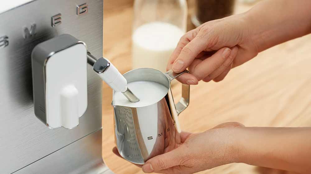 Proces pěnění mléka v automatické kávovaru Smeg BCC12BLMEU_03