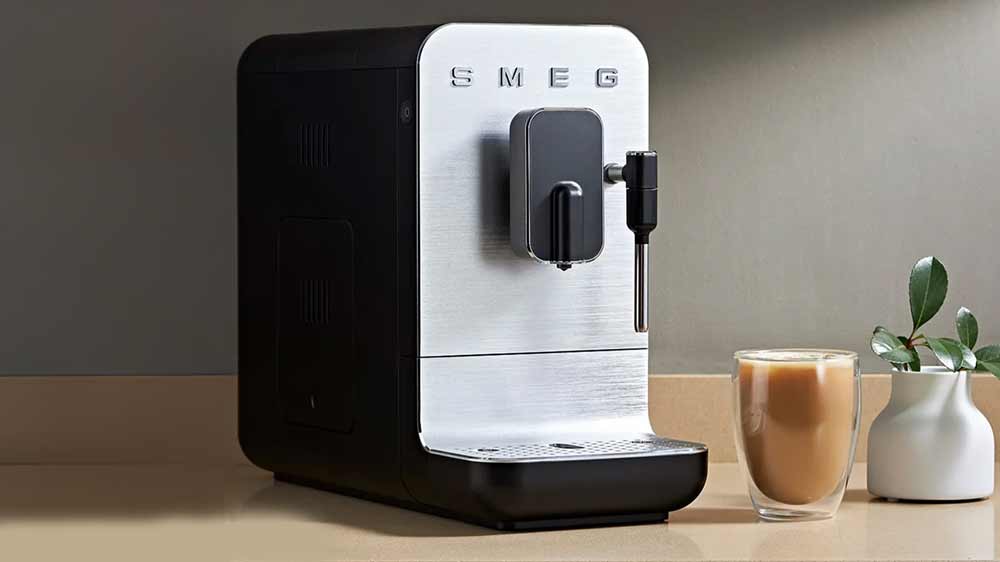 Automatický kávovar Smeg BCC12BLMEU s mléčnou kávou_04