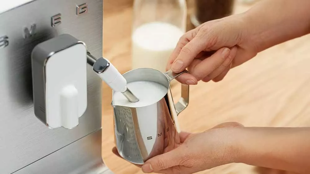 Proces pěnění mléka v automatické kávovaru Smeg BCC12WHMEU_03