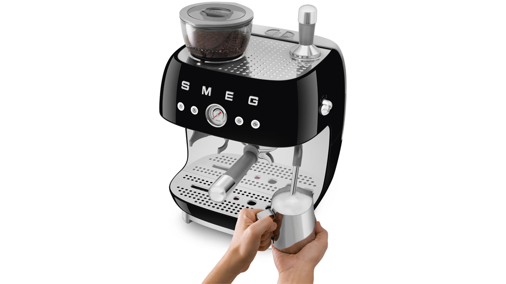 Ruční kávovar na espresso SMEG EGF03CREU – napěnění mléka_03