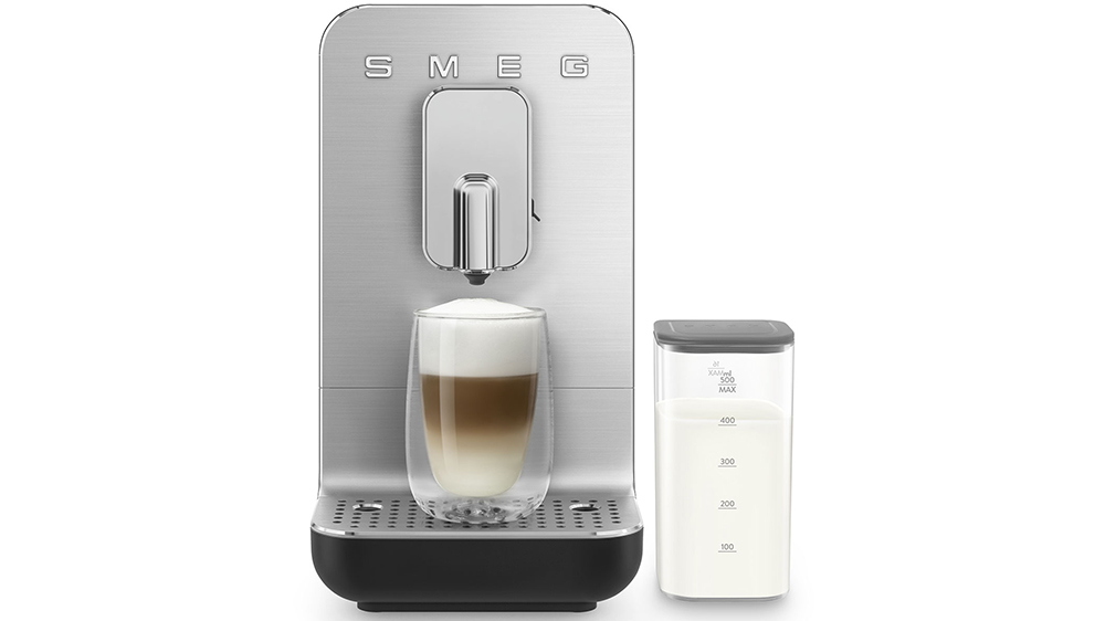 Espresso kávovar SMEG BCC13BLMEU příprava kávy_02