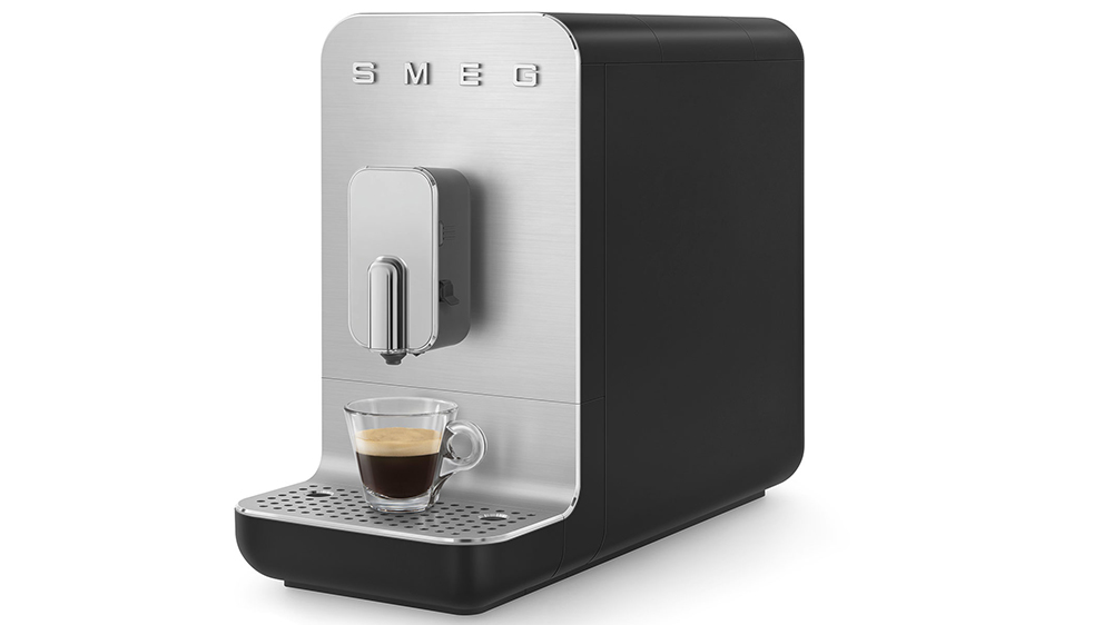 Natočený Espresso kávovar SMEG BCC13BLMEU_03