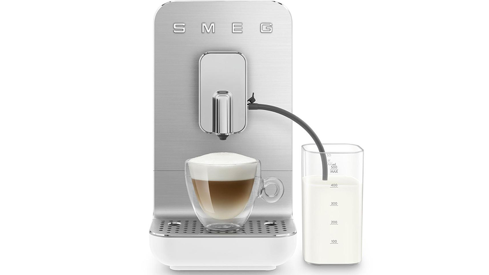 Espresso kávovar SMEG BCC13WHMEU příprava kávy s mlékem_02