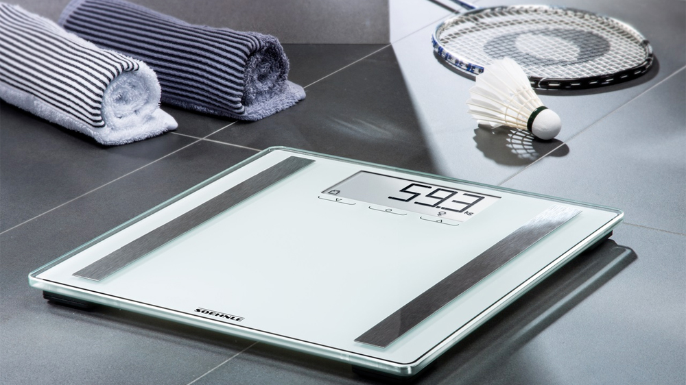 Osobní váha Soehnle Shape Sense Connect 200 na zemi se sportovním náčiním_02