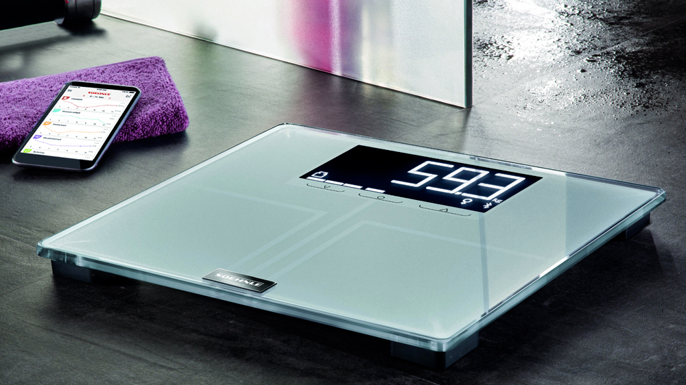 Osobní váha Soehnle Shape Sense Connect 200 63873 na zemi se sportovním náčiním_02