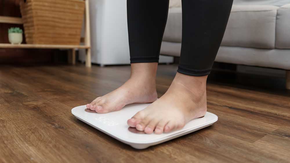 Člověk stojící na váze_02