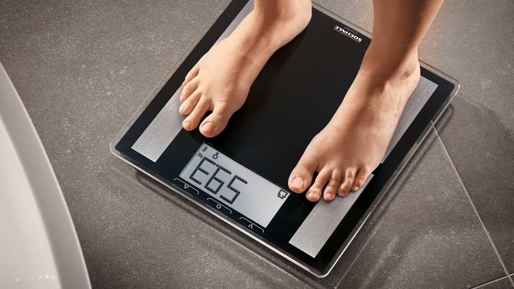 Člověk stojící na osobní váze Soehnle Shape Connect 50 63879 _02