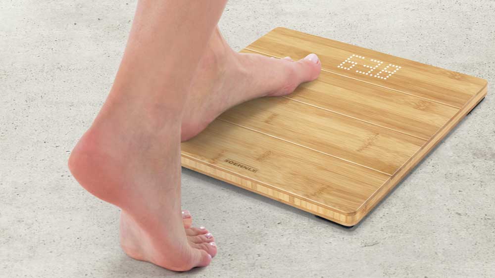 Člověk stoupající si na osobní váhau Soehnle Style Sense Bamboo Magic_02