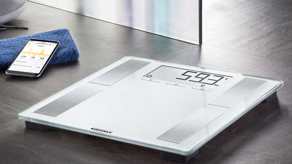 Osobní váha Soehnle Shape Sense Connect 100 63872 na zemi se sportovním náčiním_02