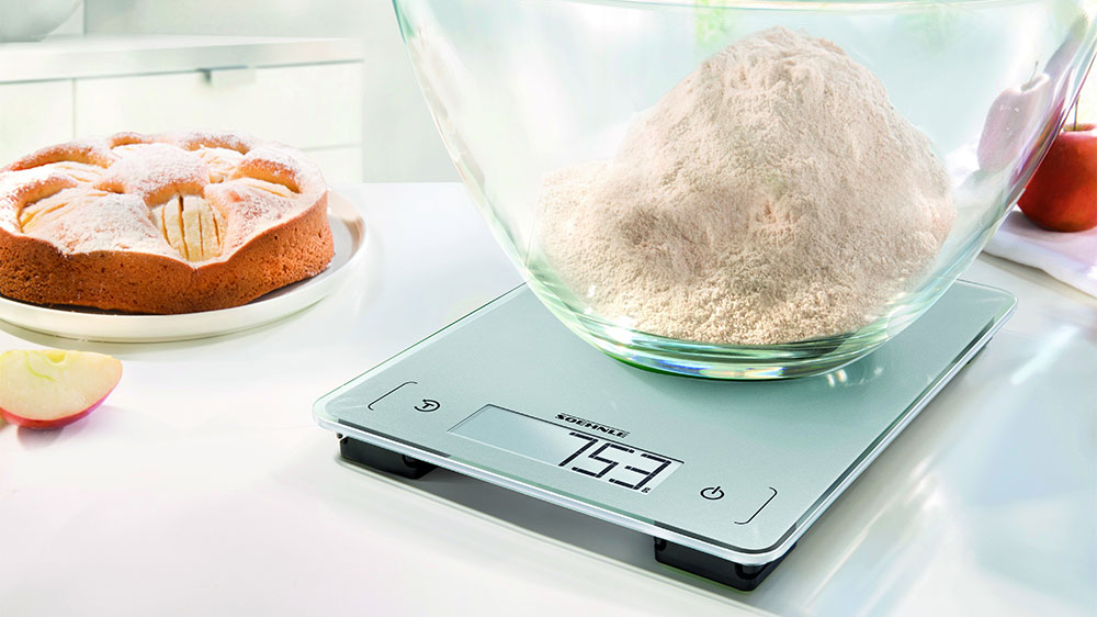 Vážení mouky ve velké míse na kuchyňské váze Soehnle Page Aqua Proof_02