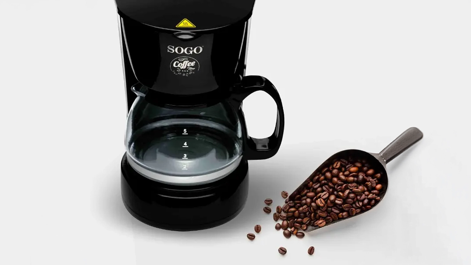 Překapávací kávovar Sogo SS-5655 černý a vedle zrnková káva