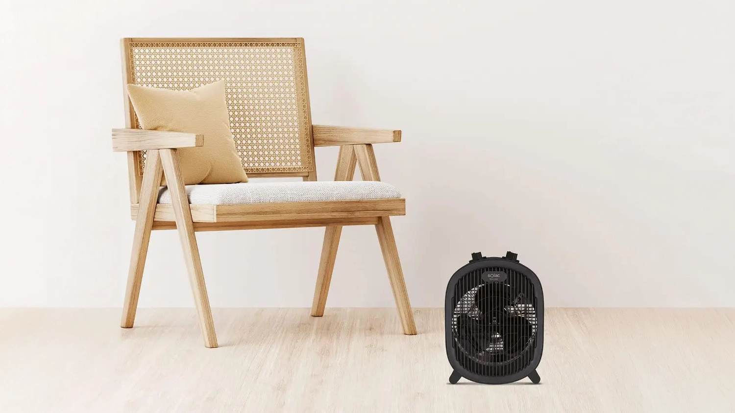Horkovzdu&scaron;n&yacute; ventil&aacute;tor Solac TV8436 Memorable čern&yacute; vedle křesla