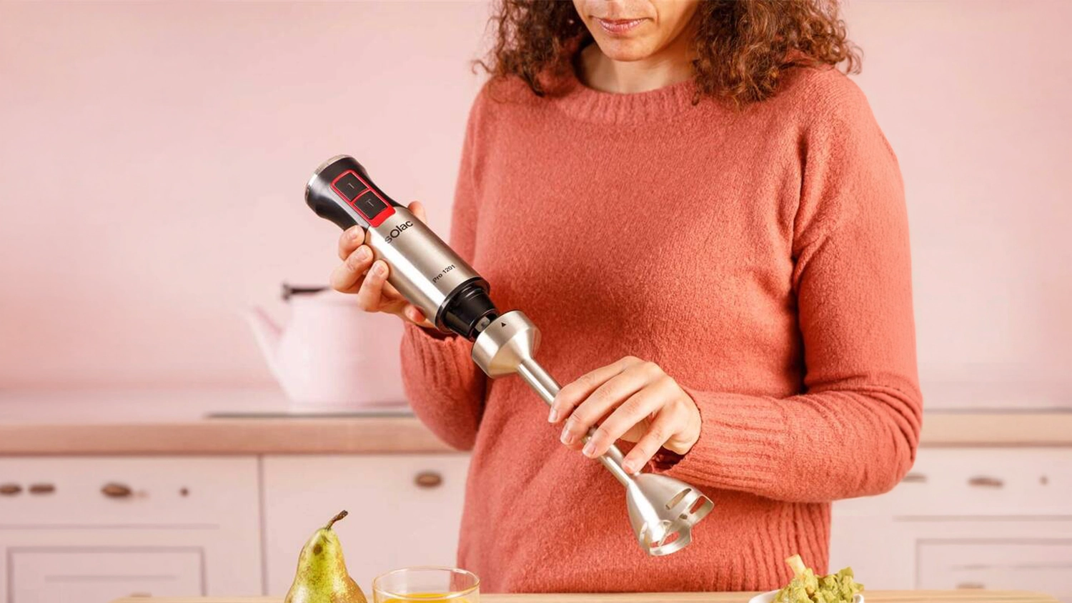 Žena skládá u kuchyňské linky tyčový mixér Solac BA5615