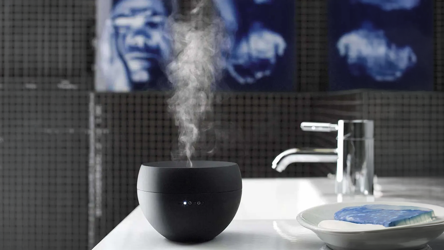 Aroma difuz&eacute;r Stadler Form Jasmine Black v koupelně