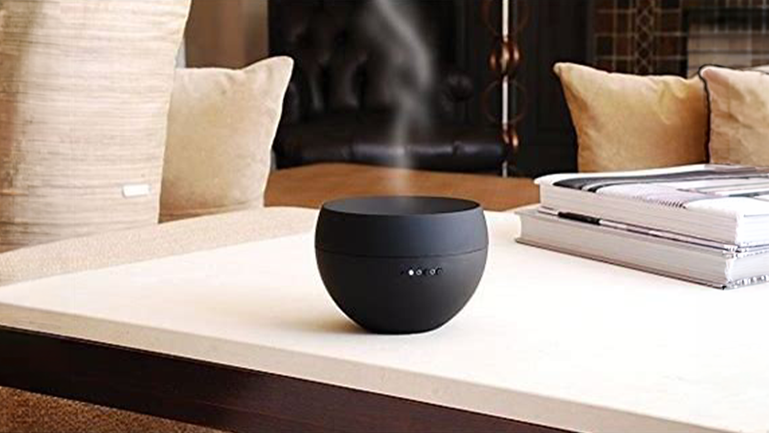 Aroma difuz&eacute;r Stadler Form Jasmine Black v ob&yacute;vac&iacute;m pokoji