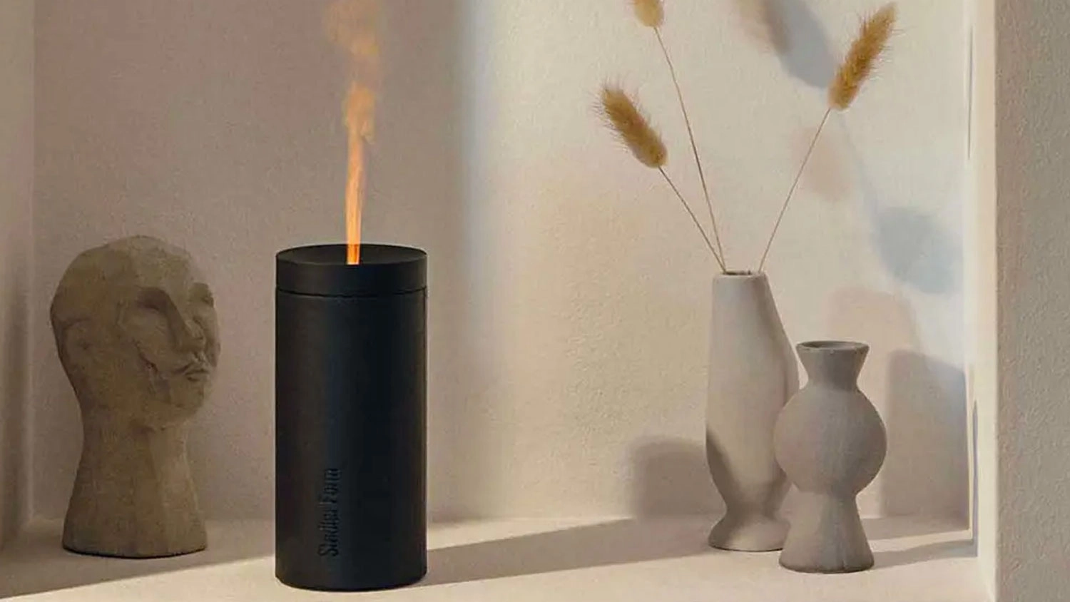 Aroma difuz&eacute;r Stadler Form Lucy čern&yacute; ve v&yacute;klenku