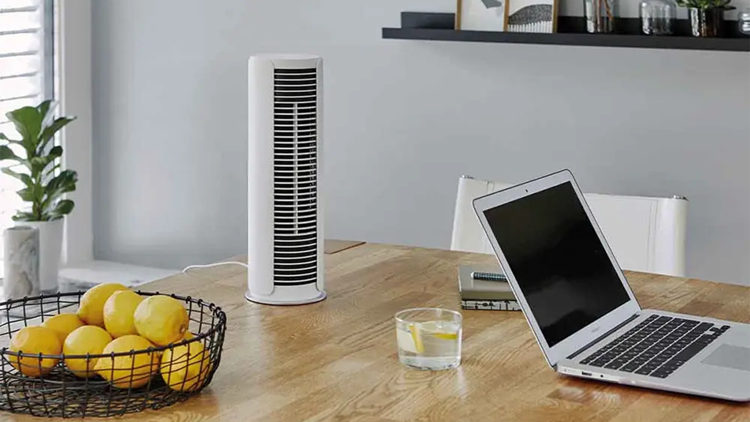 Stĺpov&yacute; ventil&aacute;tor Stadler Form Peter Little White v interi&eacute;ri