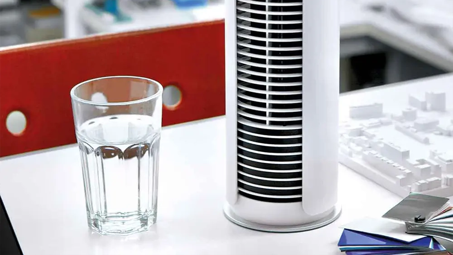 Stĺpov&yacute; ventil&aacute;tor Stadler Form Peter Little White v interi&eacute;riu
