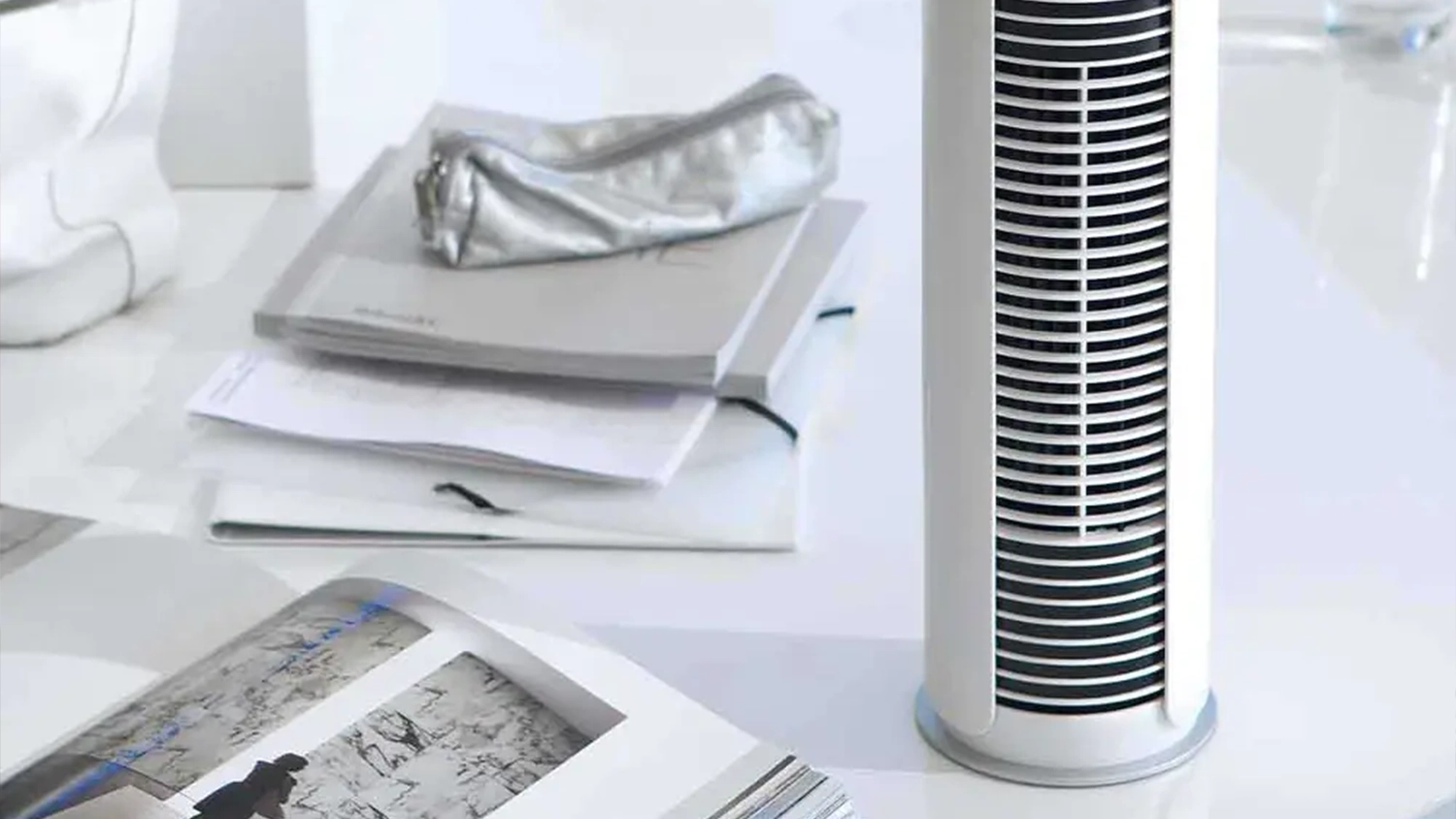 Stĺpov&yacute; ventil&aacute;tor Stadler Form Peter Little White v interi&eacute;ri