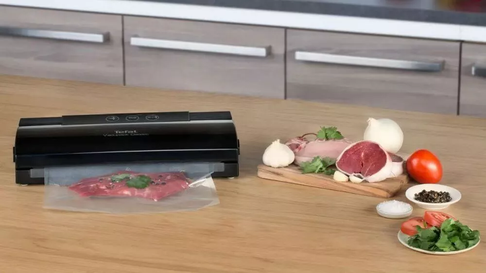 vakuovačka Tefal na kuchyňsk&eacute;m stole s masem a zeleninou