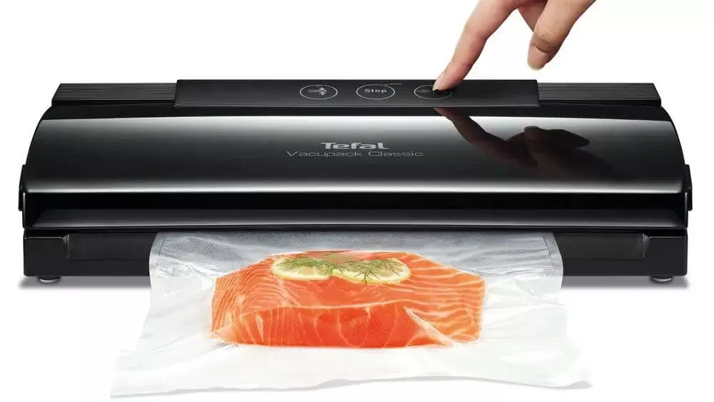 žensk&aacute; ruka ovl&aacute;d&aacute; vakuovačku Tefal Vacupack Classic VT254070