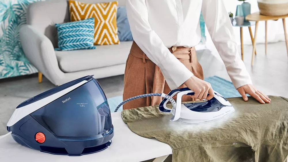Žena žehlicí prádlo s parním generátorem Tefal PRO EXPRESS PROTECT GV9221E0_02