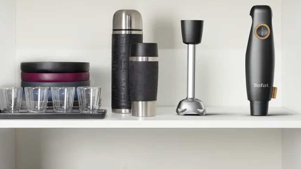 Tyčový mixér Tefal HB46E838 v kuchyňské skřínce_03