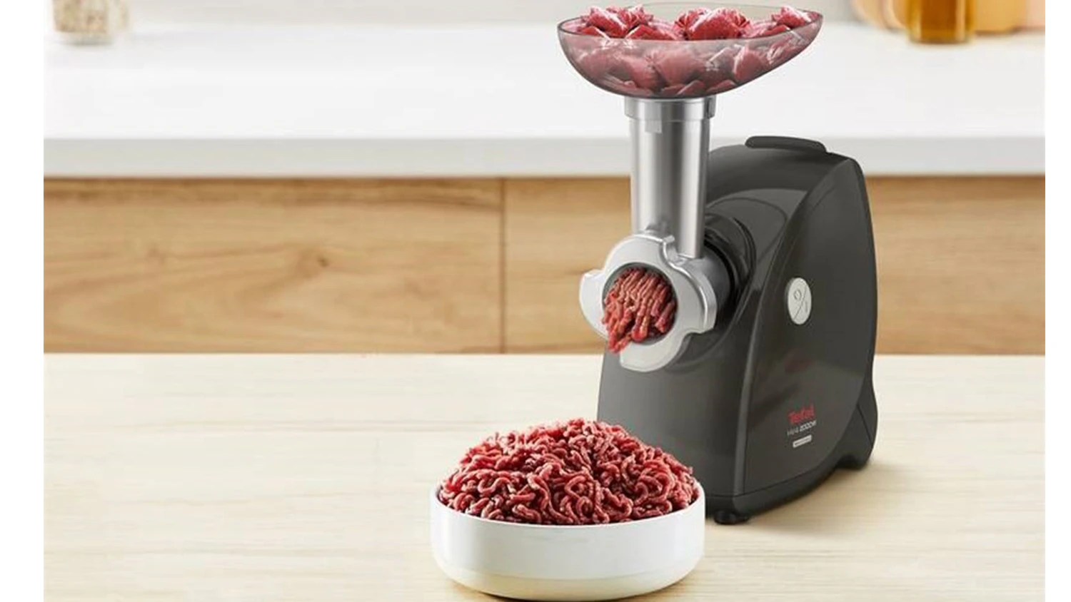 Masomlýnek Tefal HV4 Successor 9v1 NE477838 mele maso do připravené misky.