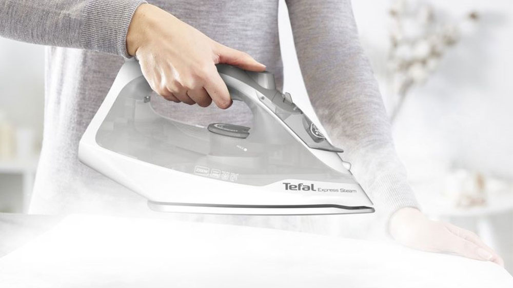 Žena pracující s napařovací žehličkou Tefal FV2863E1 Express Steam_02