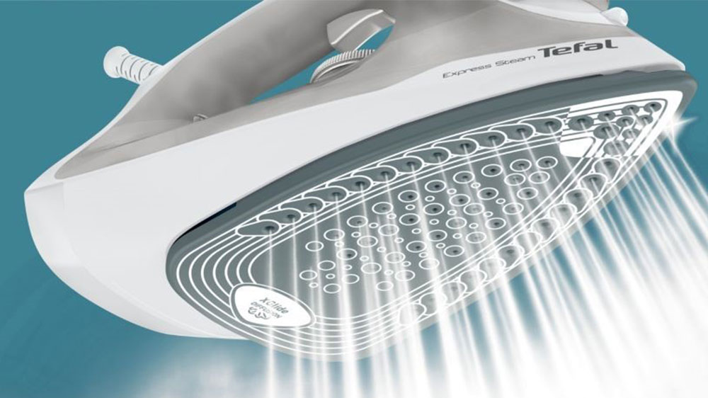 Pára vycházející z napařovací žehličky Tefal FV2863E1 Express Steam_03