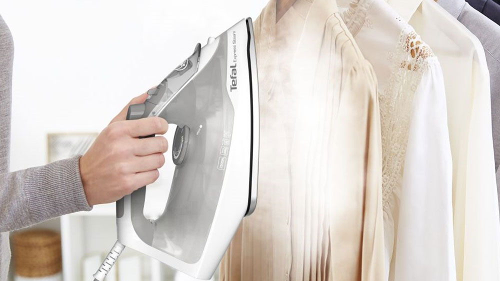 Vertikální žehlení oblečení s napařovací žehličkou Tefal FV2863E1 Express Steam_04