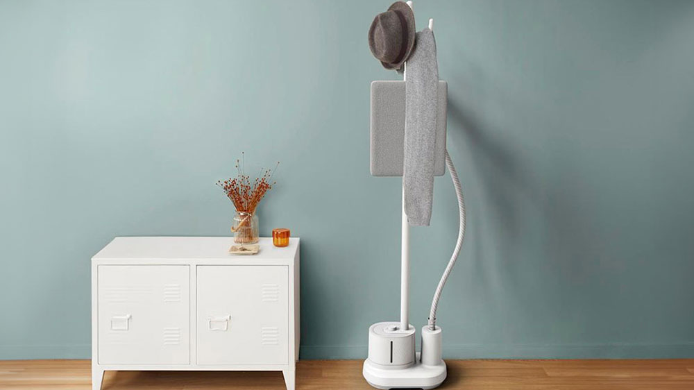 Stojanový napařovač oděvů Tefal IT3280E1 Origin Home v místnosti_03