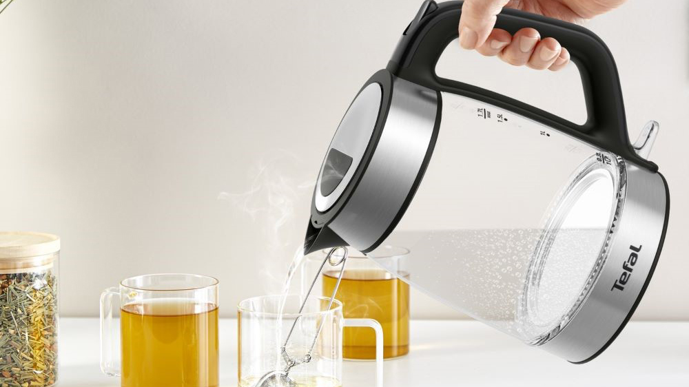Nalévání vody z rychlovarné konvice Tefal KI605830 Glass_03