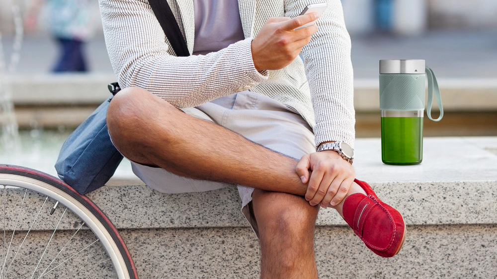 Muž sedící na lavičce se smoothie mixérem Tefal Smoothie Lightmix BL1C0430_02