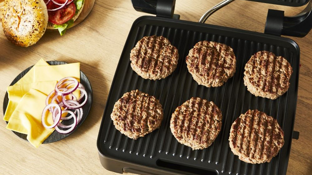 Příprava burgerů na grilu Tefal GC271D10_03