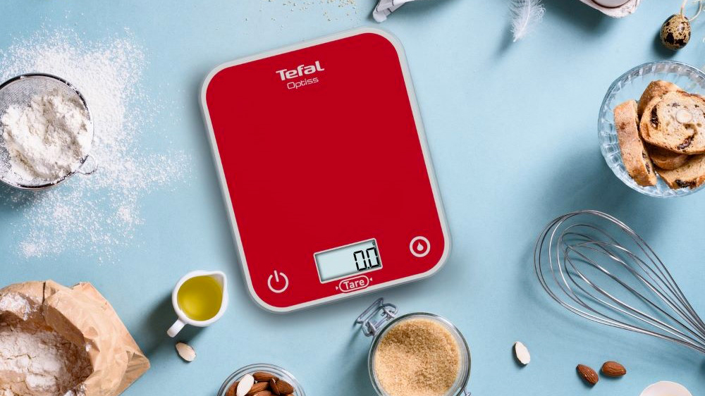 Kuchyňsk&aacute; v&aacute;ha Tefal BC50U3V0 Optiss obklopen&aacute; věcmi na pečen&iacute;_02