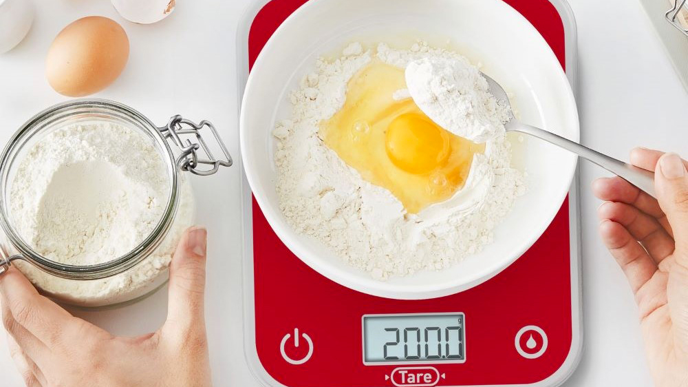 Člověk v&aacute;ž&iacute;c&iacute; na kuchyňsk&eacute; v&aacute;ze Tefal BC50U3V0 Optiss_03
