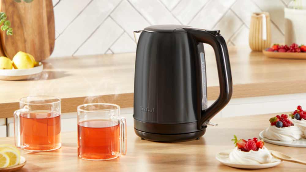 Rychlovarná konvice Tefal Subito 5 KO5S08E0 na lince s šálky čaje a dortíky_03