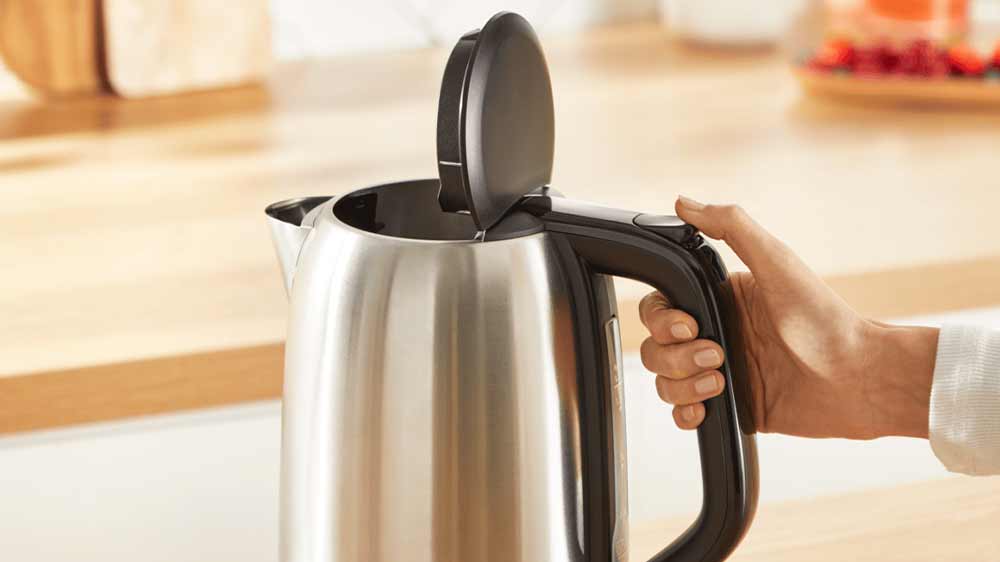 Otevření víka konvice Tefal Subito KO5S0DE0 jednou rukou_02