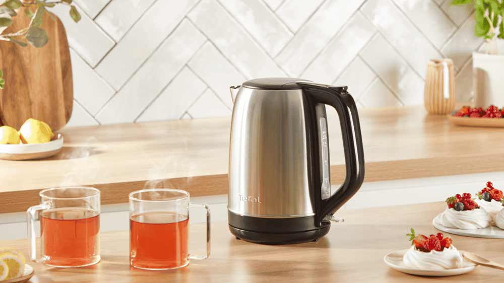 Dva šálky čaje připravené rychlovarnou konvicí Tefal Subito KO5S0DE0_03