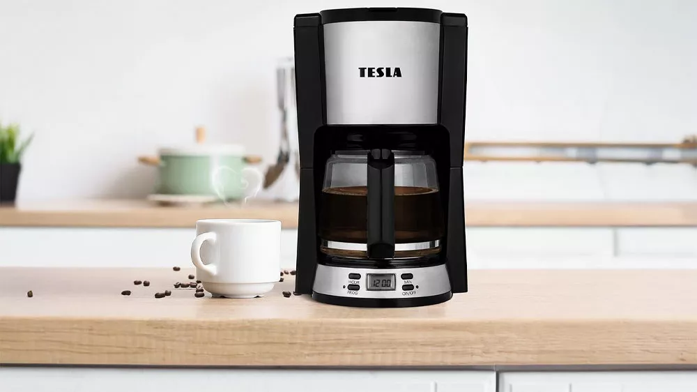 Kávovar TESLA CoffeeMaster ES300 na lince s šálkem a zrnky_02