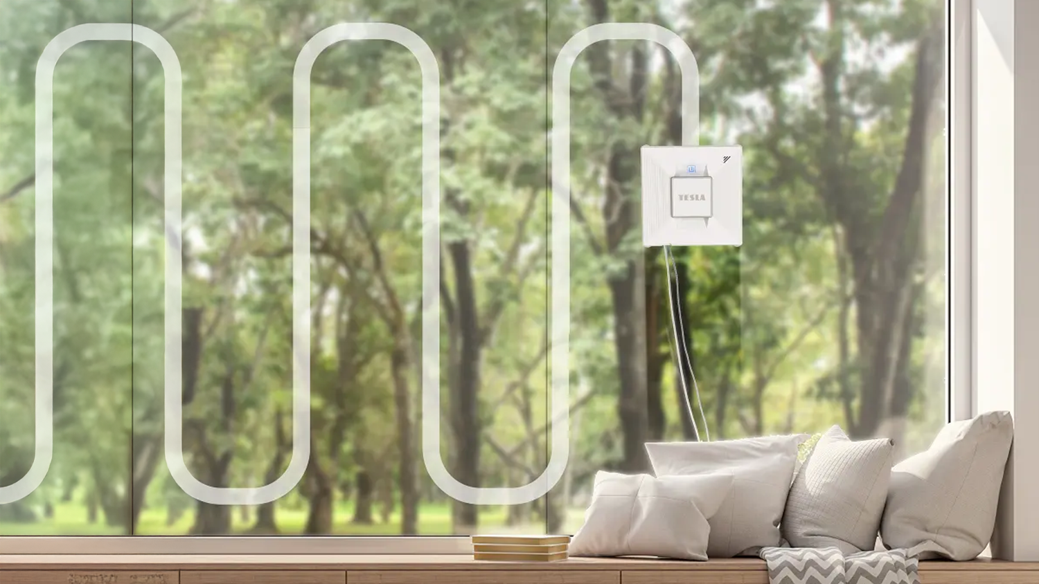 Robotick&yacute; čistič oken Tesla RoboStar W800 WiFi um&yacute;v&aacute; okno v ob&yacute;vac&iacute;m pokoji s česky mluv&iacute;c&iacute;m hlasov&yacute;m asistentem