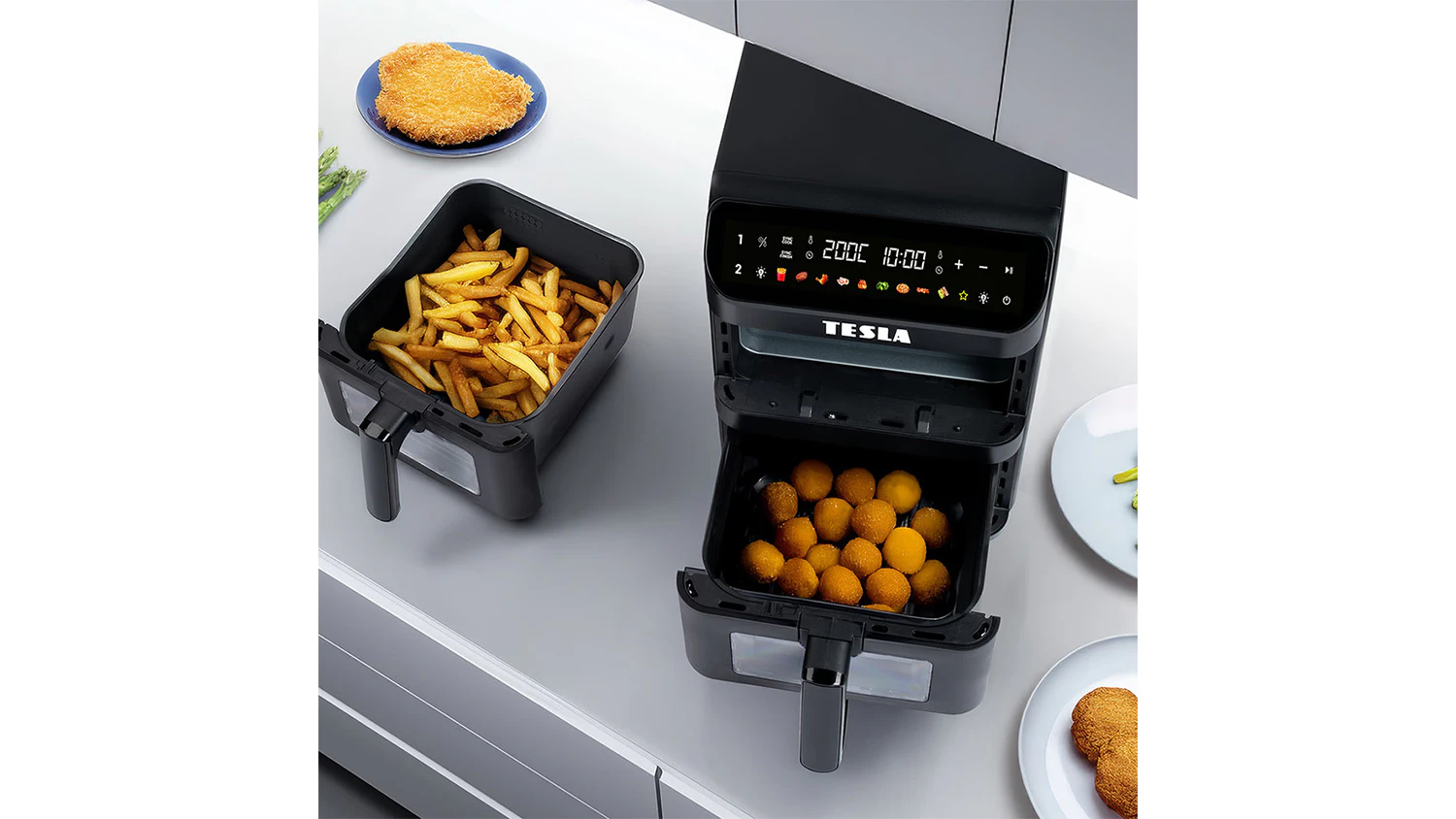 Duální horkovzdušná fritéza TESLA AirCook DualZone Q670 XXL na kuchyňské lince