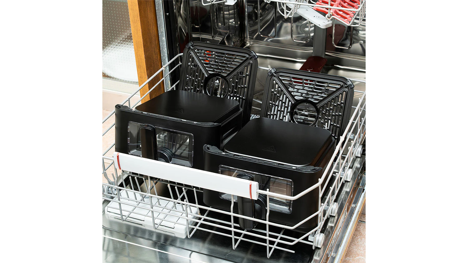 Příslušenství horkovzdušné fritézy TESLA AirCook DualZone Q670 XXL v myčce