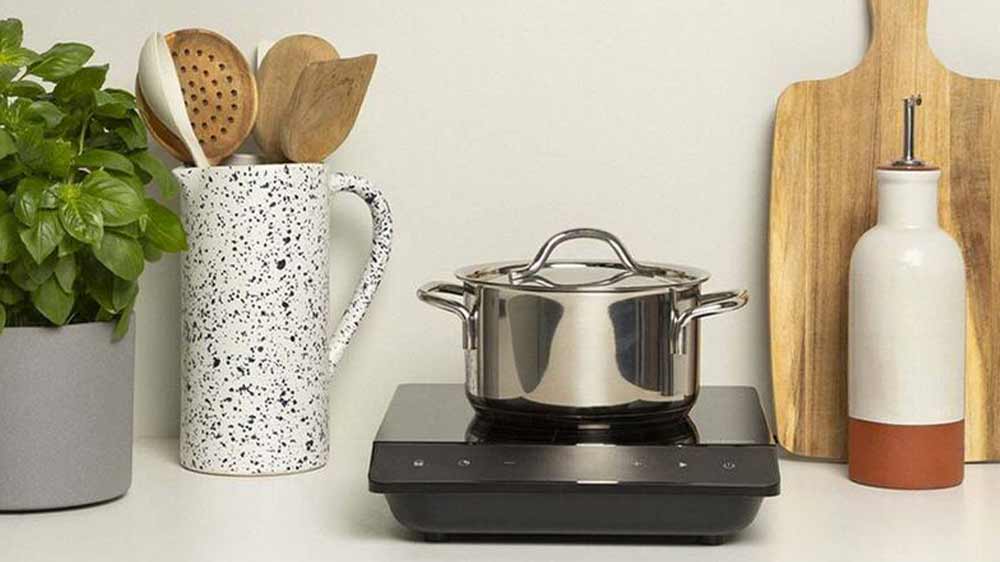 Jednoplot&yacute;nkov&yacute; indukčn&iacute; vařič Tristar IK-6161 v kuchyni s hrncem_02