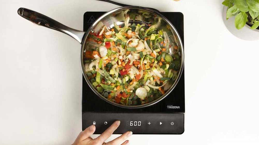 Restov&aacute;n&iacute; zeleniny na jednoplot&yacute;nkov&eacute;m indukčn&iacute;m vařiči Tristar IK-6161_03