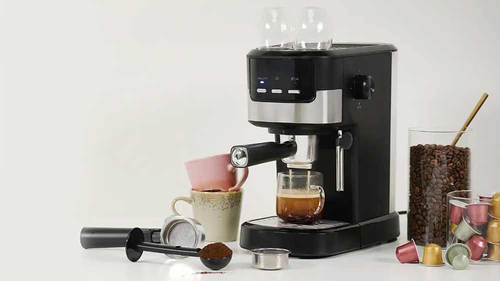 Kávovar Espresso Tristar CM-2278 připravující kávu_04